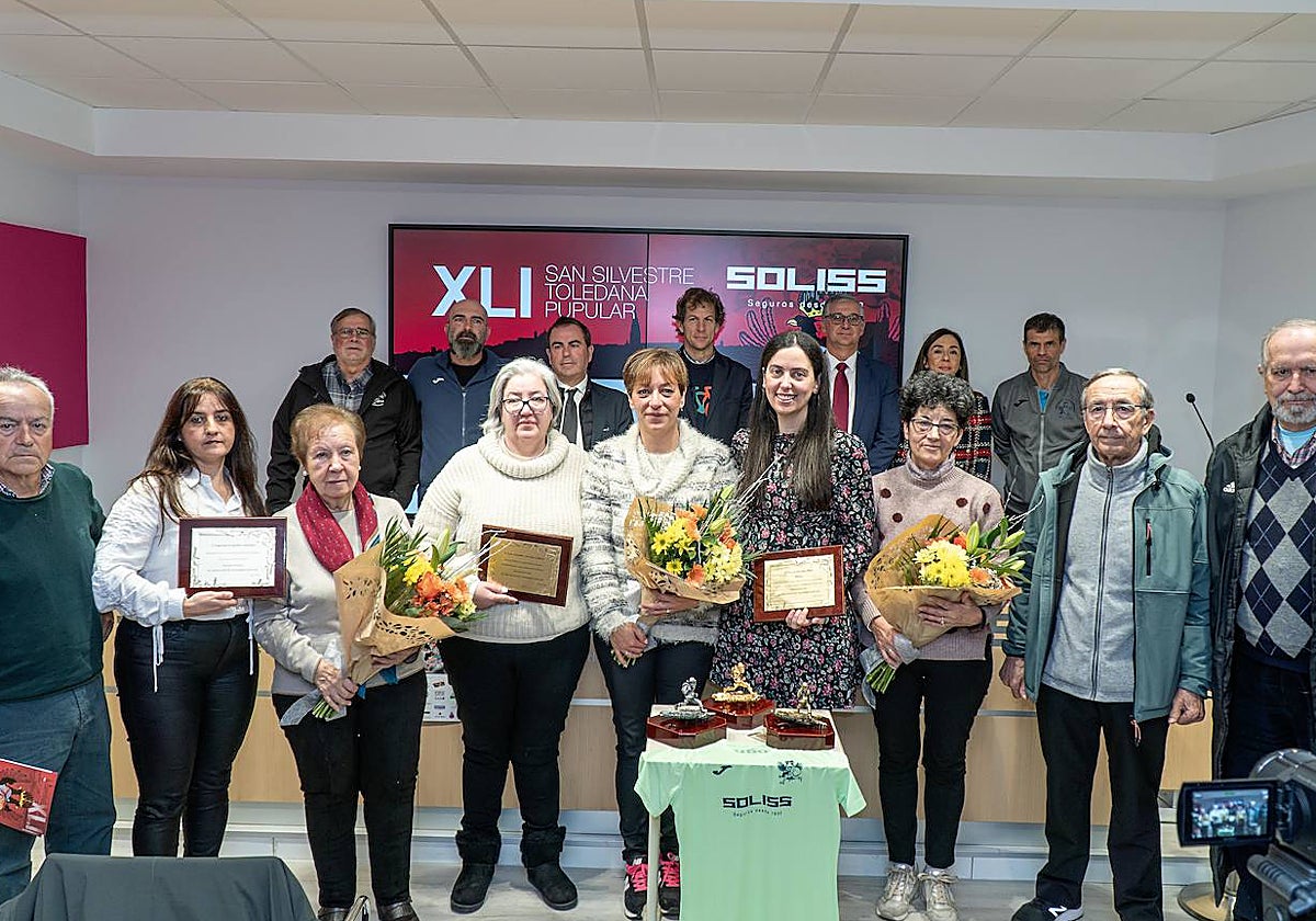 Los allegados de Cipriano González, José Antonio Carrión y Teresa Escobar, a quienes se les entregó una placa a título póstumo