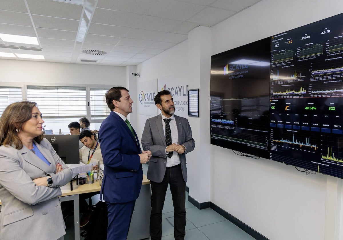 Mañueco, en las instalaciones de Scayle, en León, junto a Vicente Matellán, director general del Centro de Supercomputación de Castilla y León
