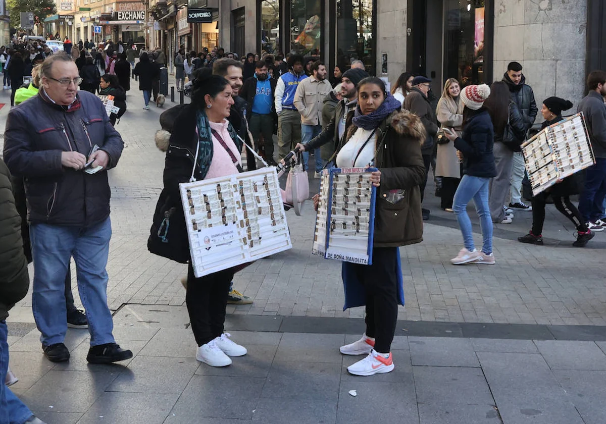 Dos vendedoras ambulantes de lotería, delante de Doña Manolita