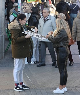 Imagen secundaria 2 - Vendedores ambulantes de lotería alrededor de las colas de las administraciones del centro de Madrid