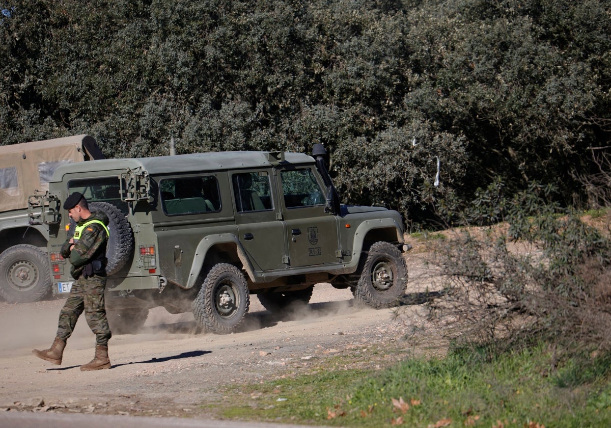 Un vehículo militar durante los trabajos de búsqueda de dos militares en Cerro Muriano