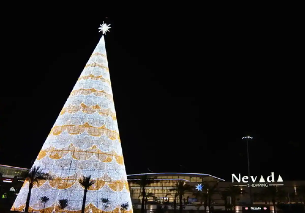 El enorme árbol que preside el Nevada Shopping de Granada