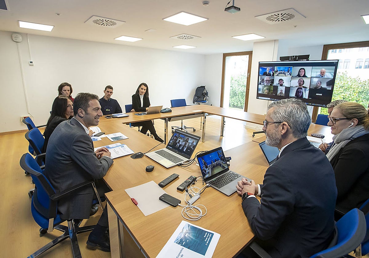 El conselleiro Alfonso Villares (izq.), durante la reunión de este jueves
