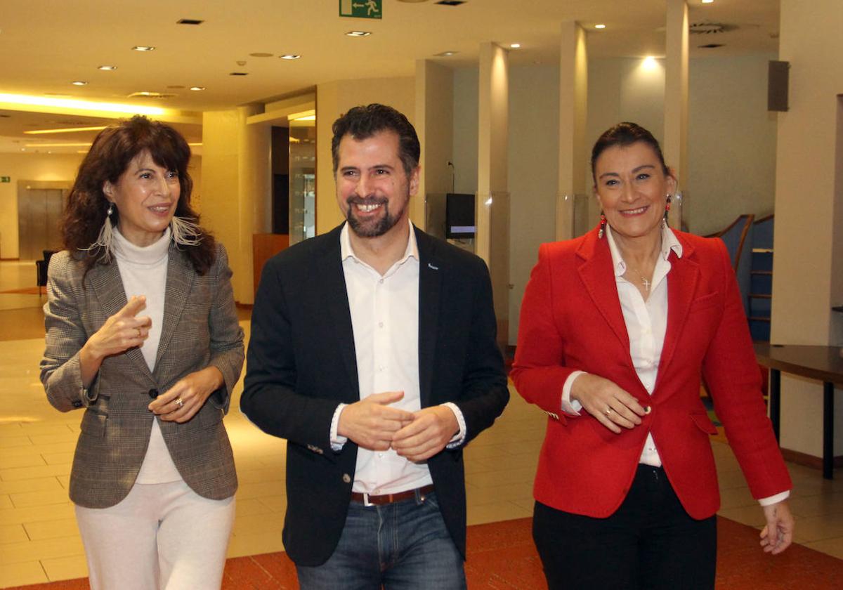 Luis Tudanca, entre la ministra Ana Redondo y Ana Sánchez, en el tradicional encuentro con la prensa en Navidad