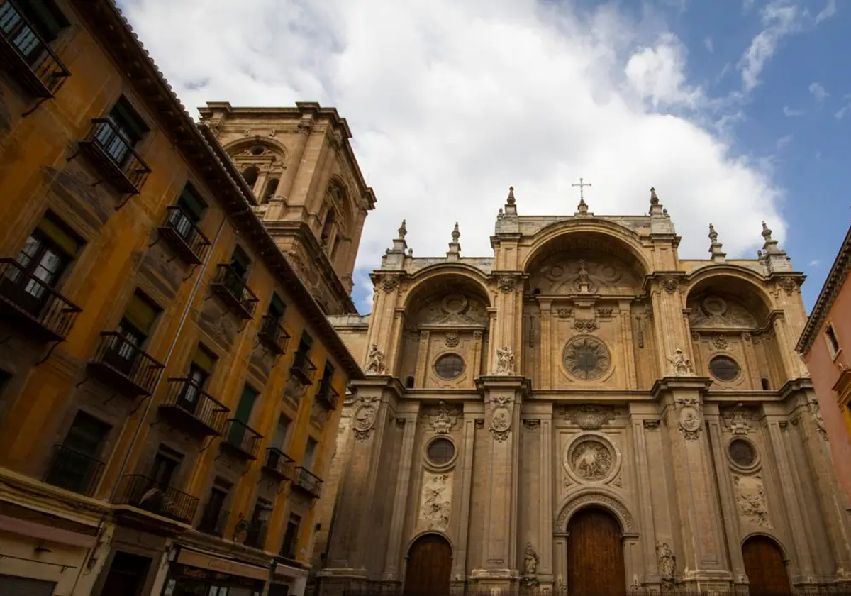 La impresionante fachada renacentista de la catedral de Granada