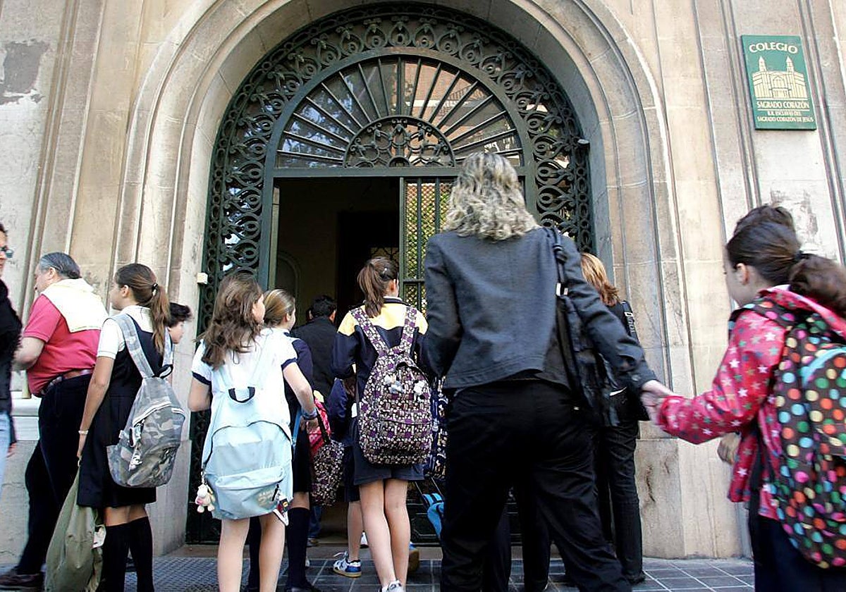 Imagen de archivo de la entrada de un colegio en Valencia