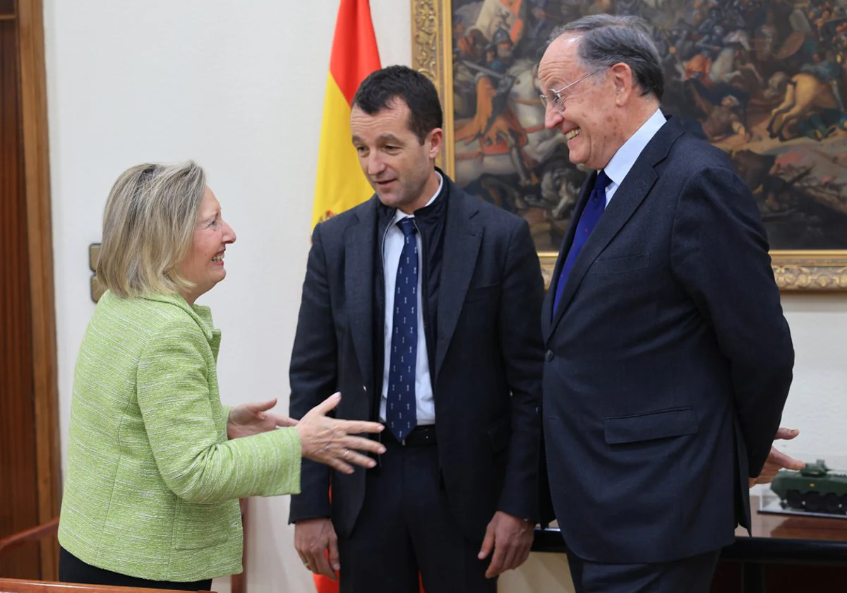 La secretaria de Estado de Defensa, Amparo Valcarce, junto a los representantes de Escribano y Expal