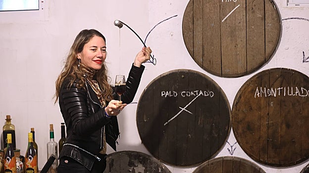 La enóloga escanciando vino de Córdoba