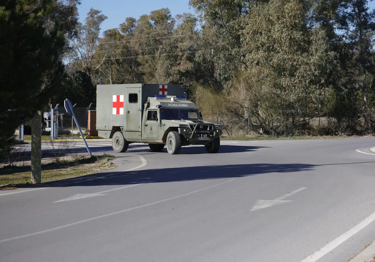 Una ambulancia militar durante los trabajos de búsqueda de dos militares fallecidas en Córdoba