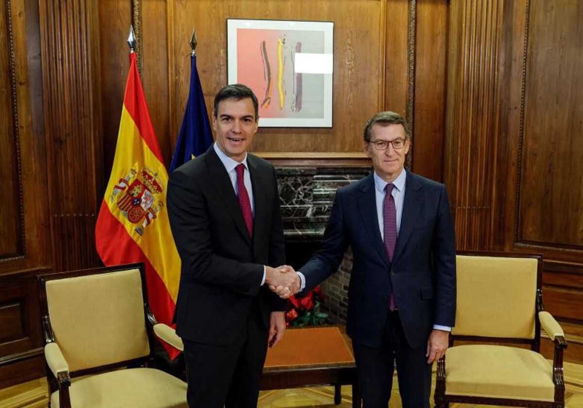 El presidente del Gobierno, Pedro Sánchez, y Alberto Núñez Feijóo tras la reunión en el Congreso