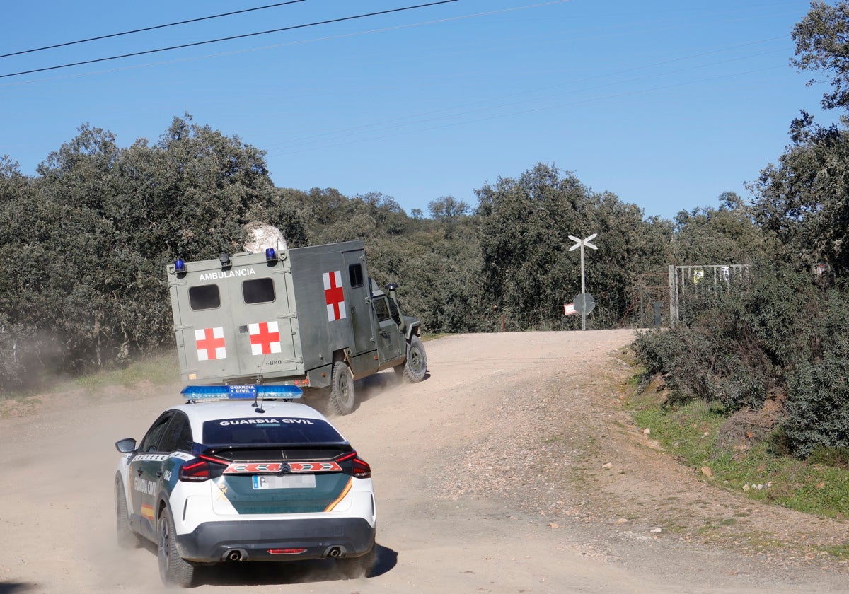 Una camioneta sanitaria y un coche de la Guardia Civil llegan al campo de maniobras de Cerro Muriano