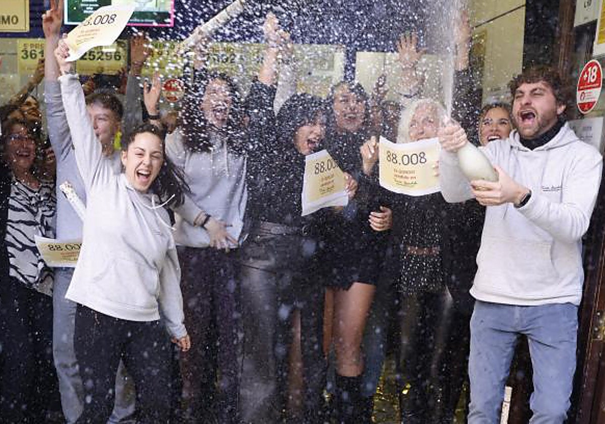 Celebración en Doña Manolita tras vender el Gordo del sorteo