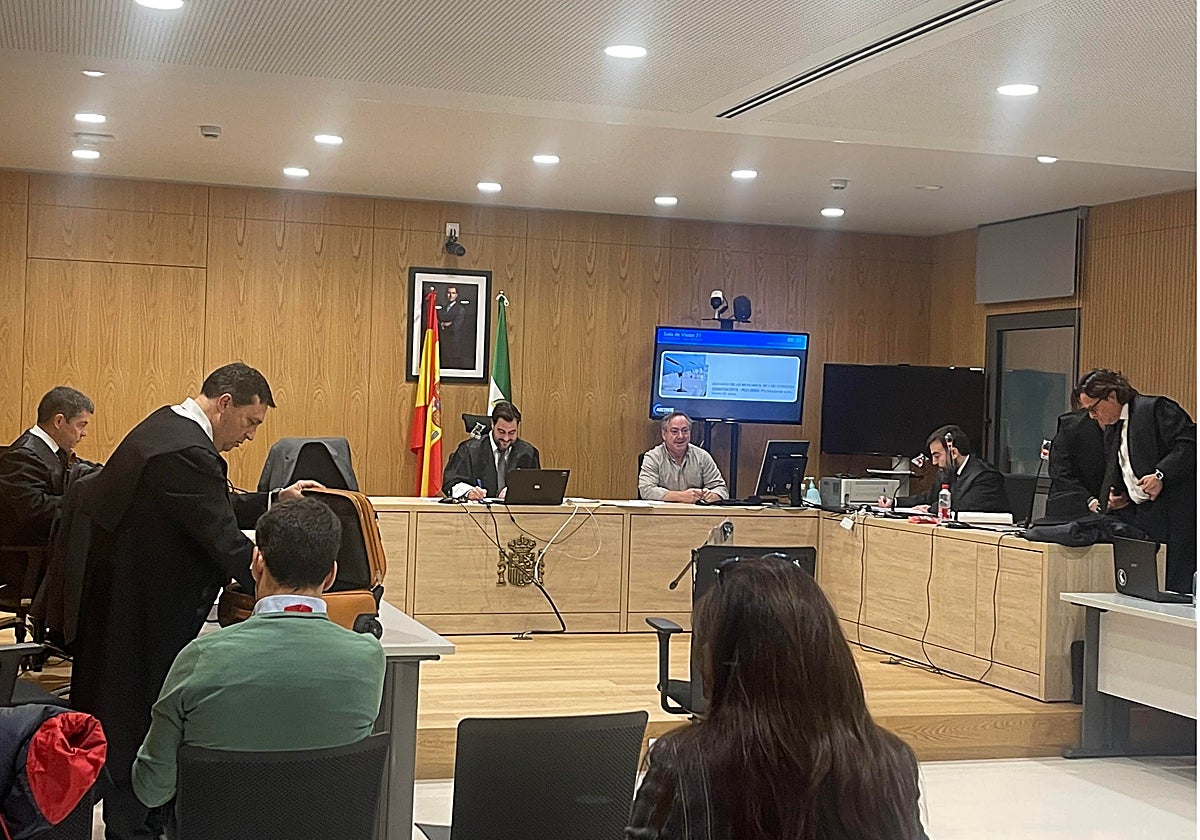 A la izquierda, Jesús León durante la vista por el concurso del Córdoba CF este viernes