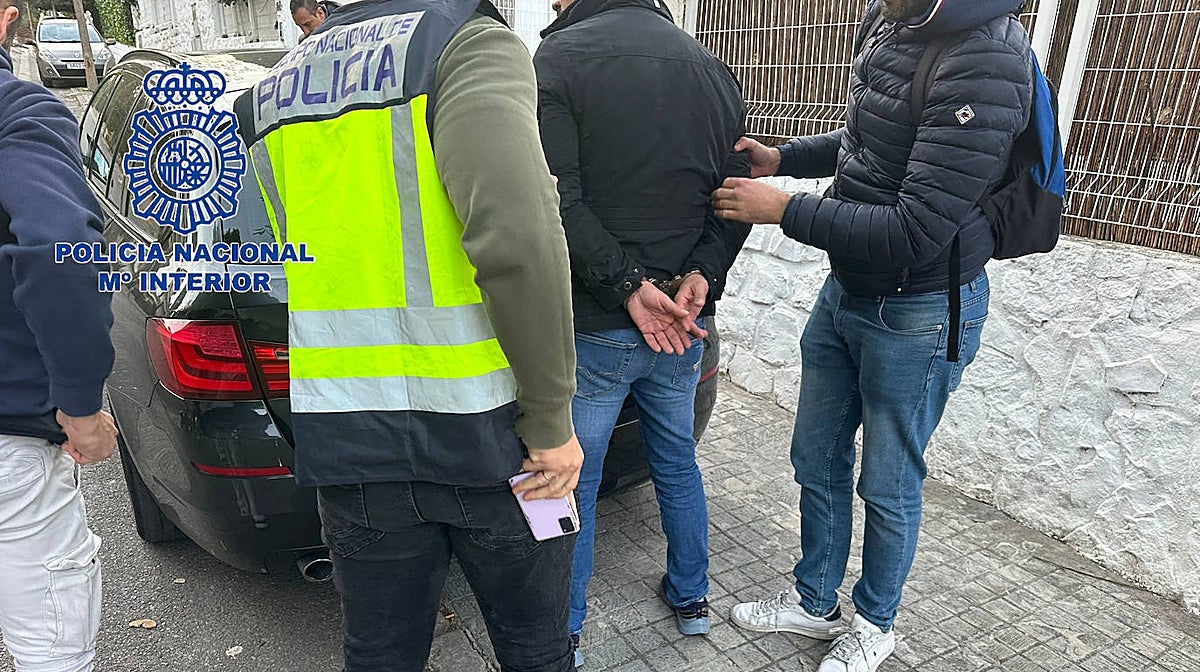 Imagen de la detención de uno de los miembros de la banda de estafadores