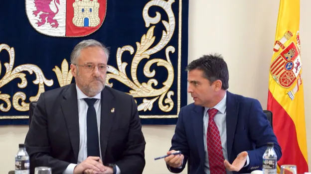 El presidente de la Fundación Castilla y León, Carlos Pollán, y el director, Juan Zapatero, durante la reunión del Patronato