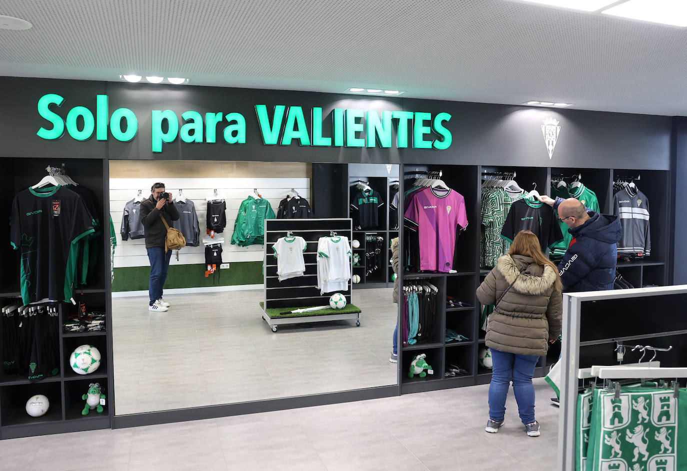 Fotos: las mejores imágenes de la inauguración de la tienda del Córdoba CF en El Arcángel