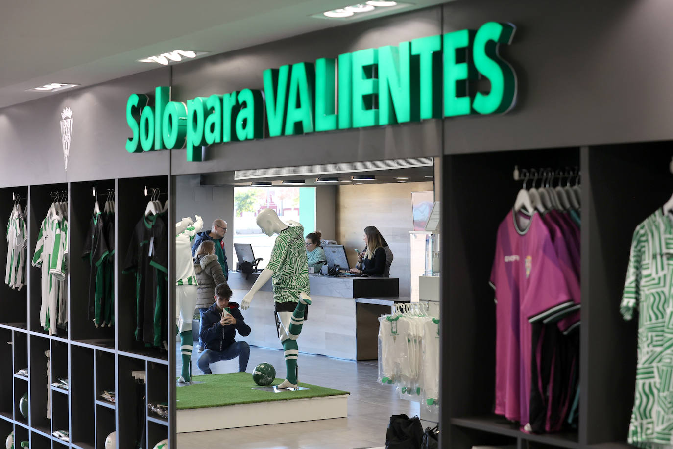 Fotos: las mejores imágenes de la inauguración de la tienda del Córdoba CF en El Arcángel