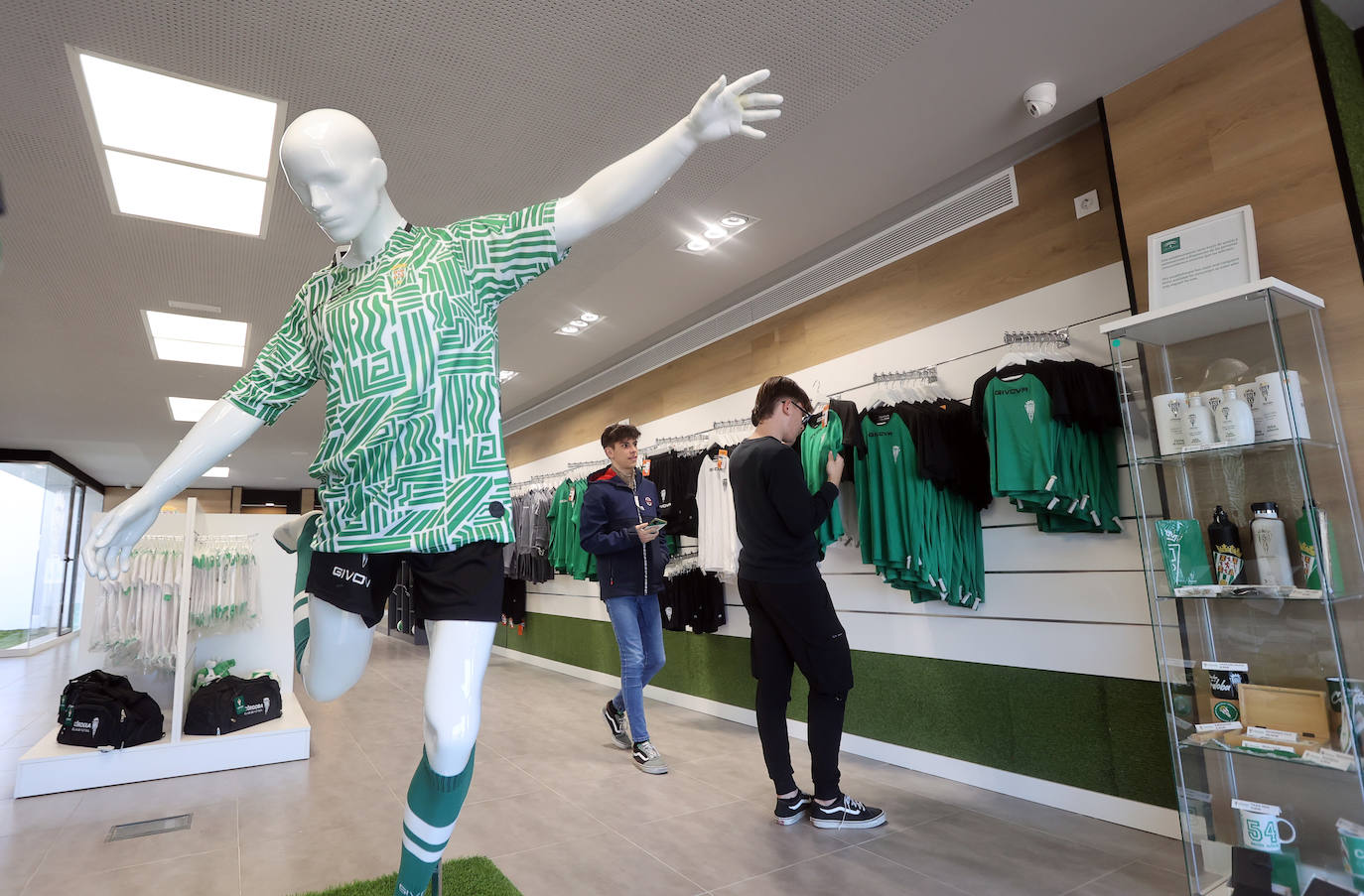 Fotos: las mejores imágenes de la inauguración de la tienda del Córdoba CF en El Arcángel