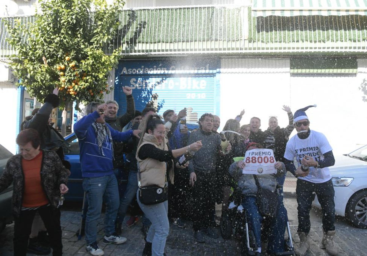 Agraciados con el Gordo en Pinos Puente lo celebran a lo grande