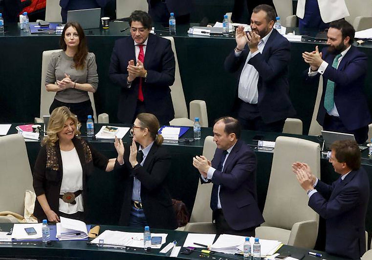 La bancada popular aplaude a la delegada de Hacienda, Engracia Hidalgo