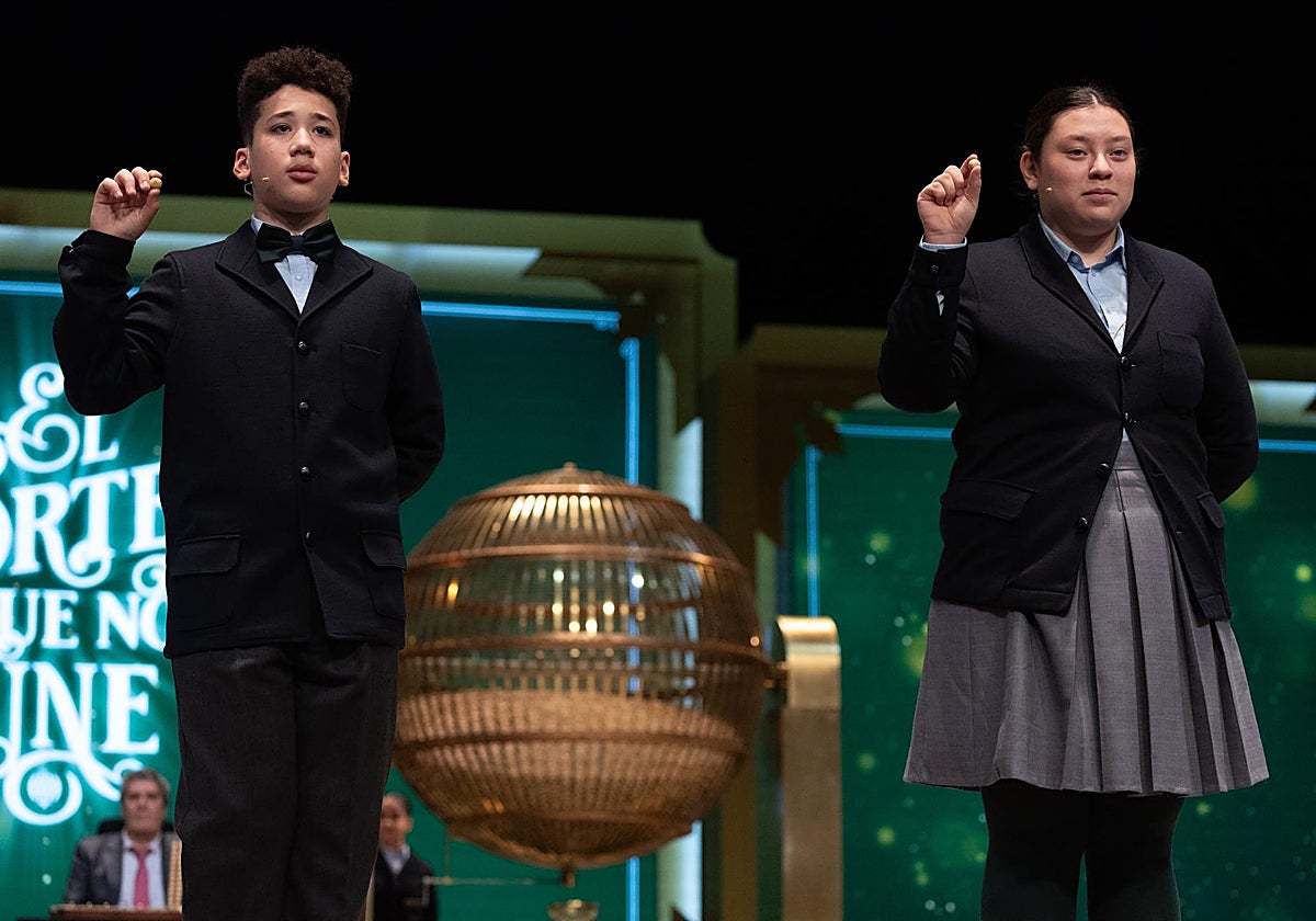 Kiara Román Benítez y Antoni Ramírez Bonito cantan el número 57.421, uno de los quintos premios