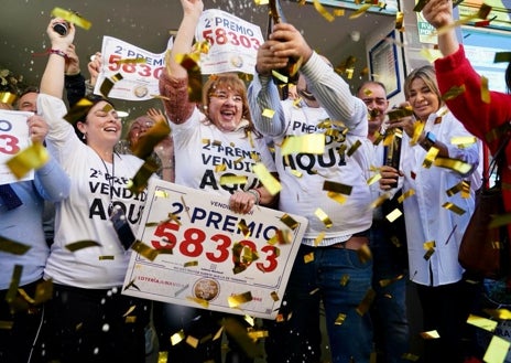 Imagen secundaria 1 - Administraciones La Biznaga, El Boquerón de Oro y la Sota de Oro, que han repartido el Gordo, el segundo premio y un quinto