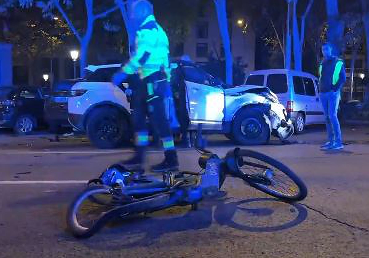 La bicicleta de la ciclista atropellada, en la calzada con una rueda rota