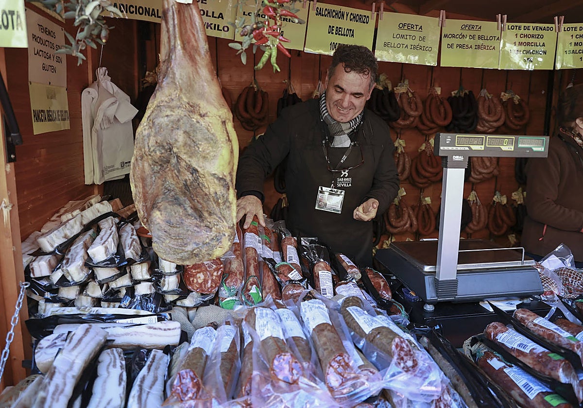 Ambiente en la Feria 'Sabores de Navidad' en el patio de la Diputación de Sevilla