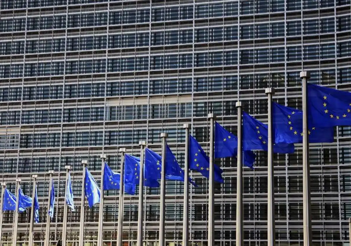 Banderas de la UE ondeando en la sede de la Comisión Europea en Bruselas