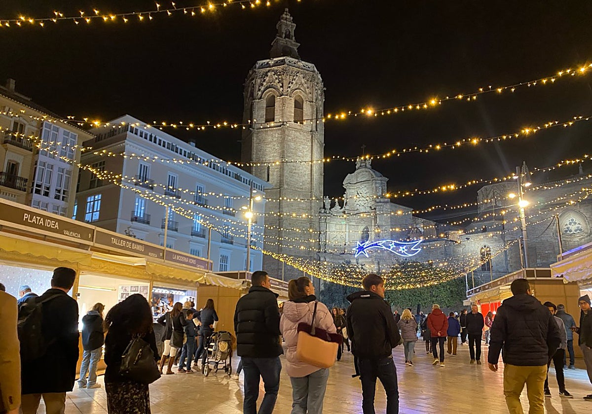 Imagen del mercadillo navideño de la plaza de la Reina de Valencia