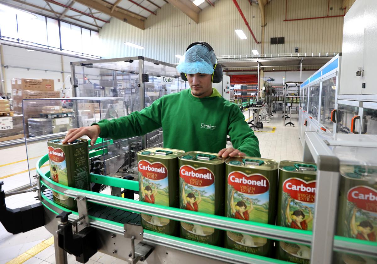 Un trabajador en una de las líneas de producción de la planta de Deoleo