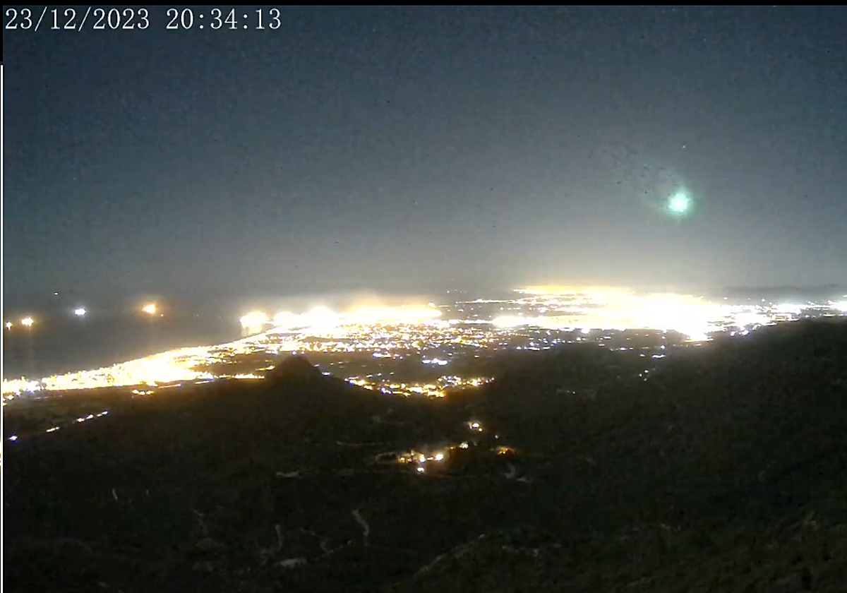 Imagen del bólido verde sobrevolando los cielos de Benicàssim (Castellón)