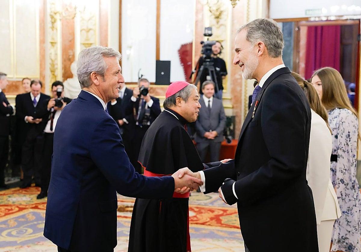 El presidente de la Xunta y del PP gallego, Alfonso Rueda, saluda al Rey Felipe VI