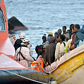Vivir la Navidad en un cayuco en el frío Atlántico: la dura realidad de casi 300 personas en la Ruta Canaria