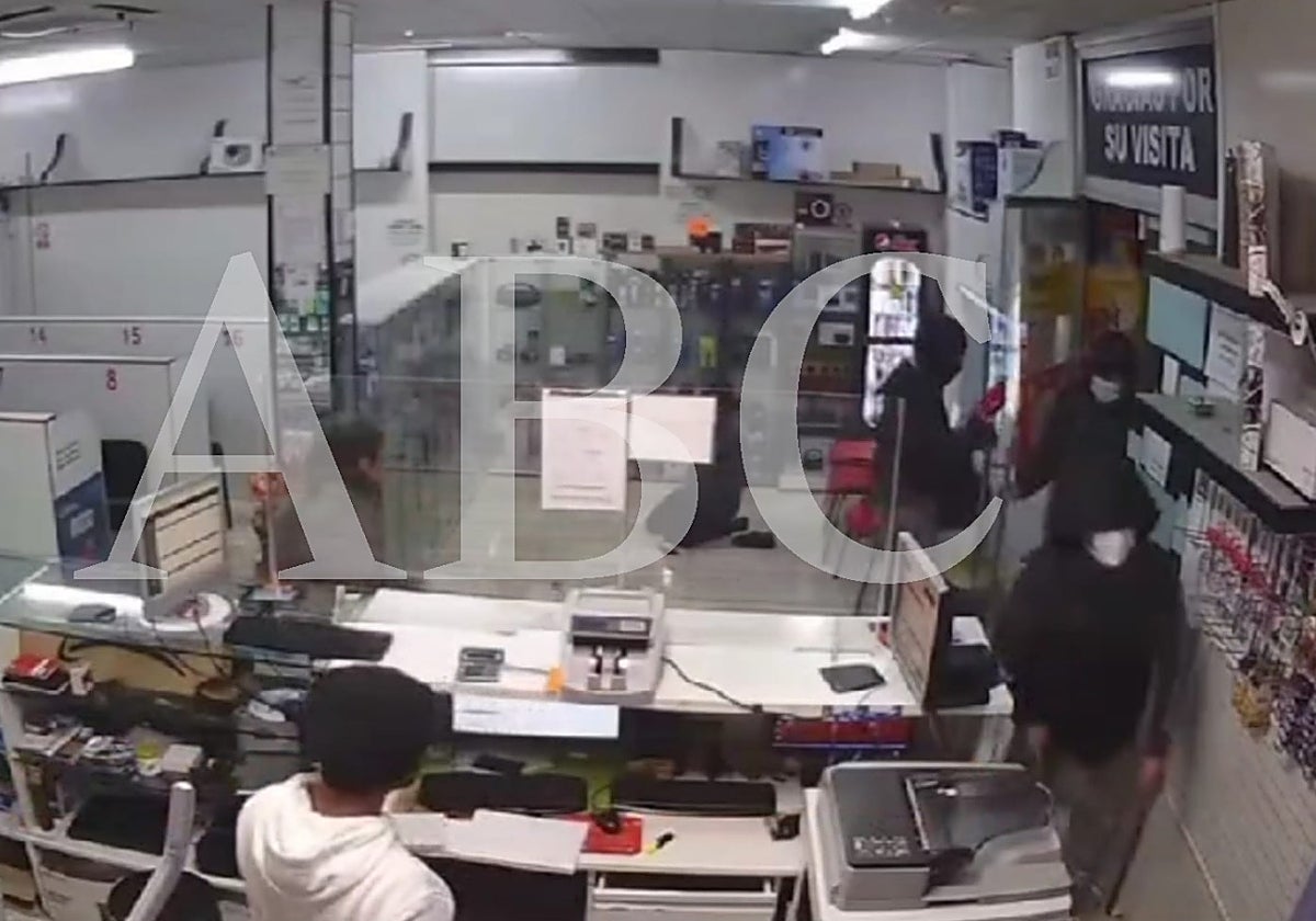 Los tres encapuchados captados por la cámara de seguridad del establecimiento atracado