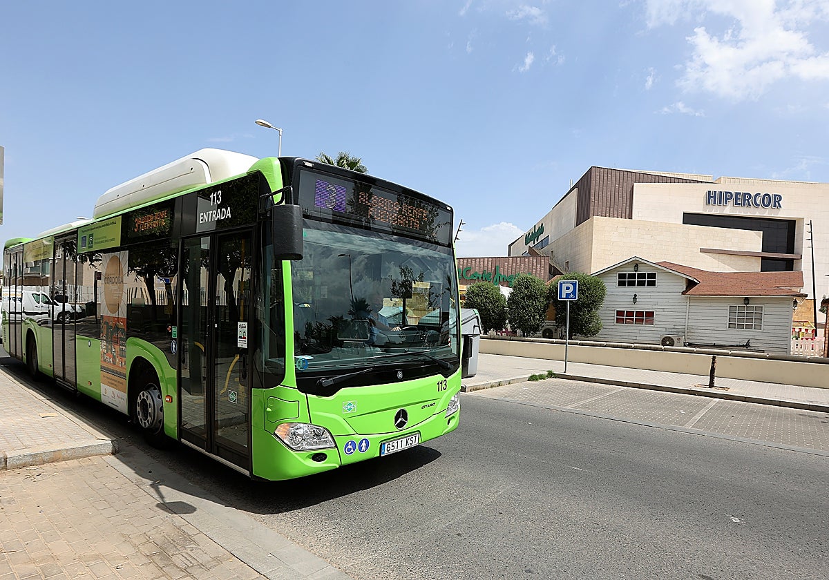 Autobús de acceso a los barrios de Poniente