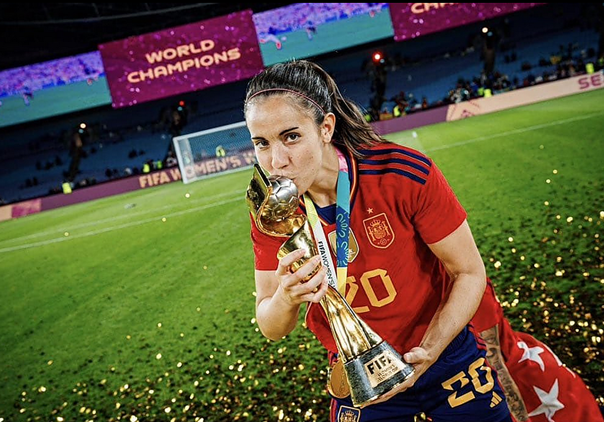 La cordobesa Rocío Gálvez posa con la Copa del Mundo conquistada por España