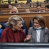 Díaz aprieta a Sánchez con la prórroga del transporte gratis y los impuestos a la banca y energéticas