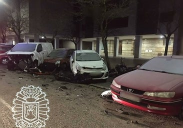 Pierde el control de su coche y destroza cinco vehículos aparcados en una calle de Burgos