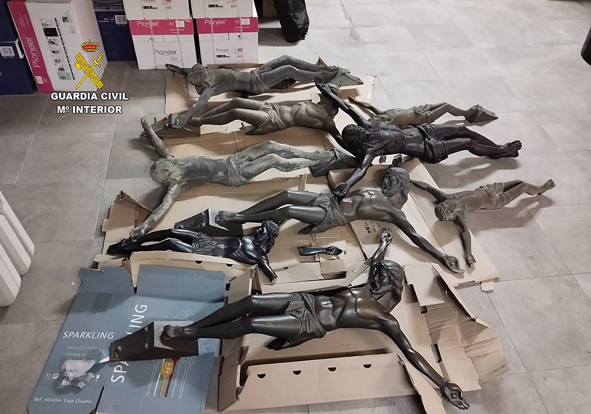 Los 10 crucifijos recuperados por la Guardia Civil