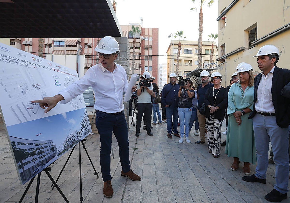 Imagen reciente de Mazón en la rehabilitación de dos edificios de vivienda pública en Alicante