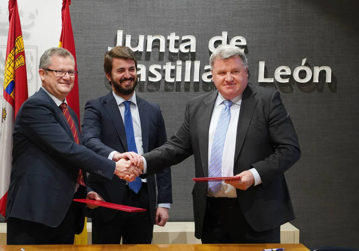 El vicepresidente de la Junta de Castilla y León, Juan García-Gallardo, durante la firma del convenio entre el presidente de la Denominación de Origen Ribera de Duero, Enrique Pascual, y el consejero de Agricultura, Gerardo Dueñas, para acompasar los distintos registros vitícolas