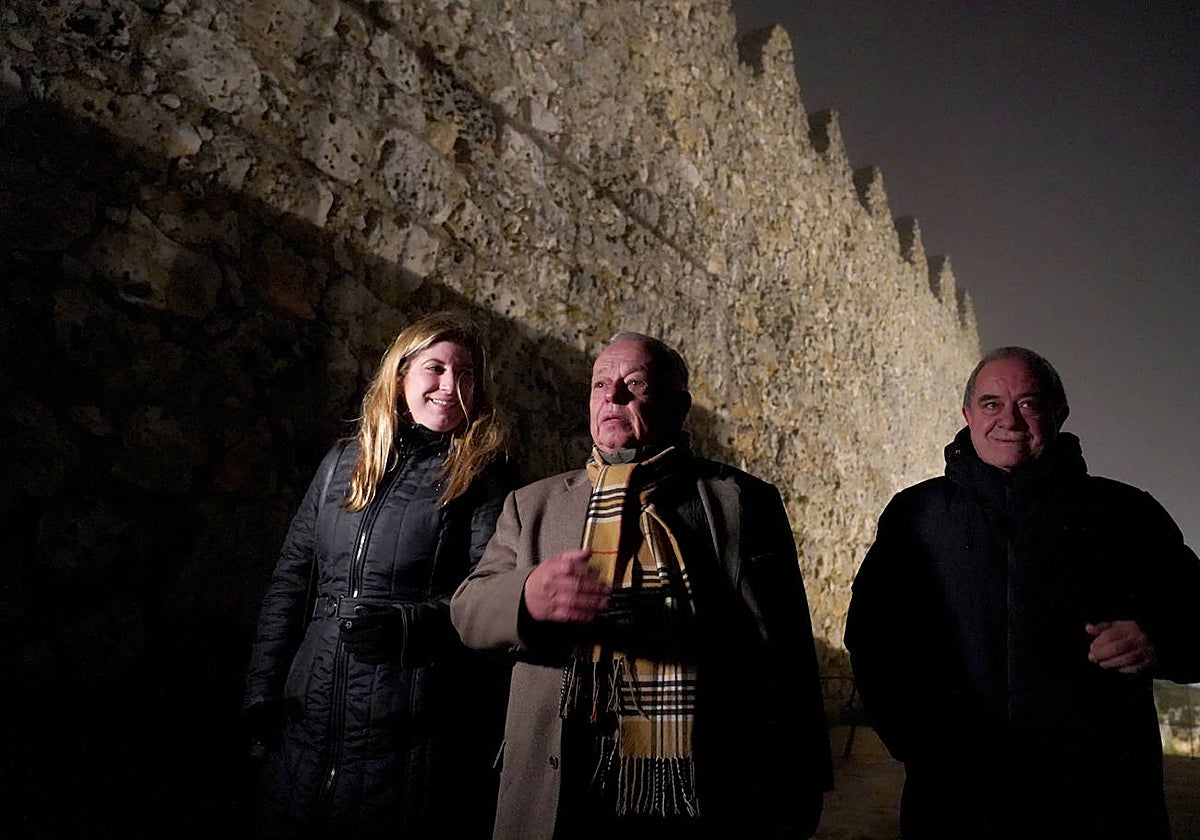 El consejero de Cultura, Gonzalo Santonja, durante la inauguración de la nueva iluminación de las murallas de Urueña (Valladolid)
