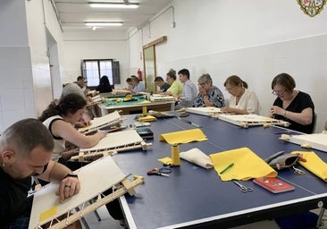 El afán de aprender a bordar: puntadas en oro que un día serán ofrenda en Córdoba