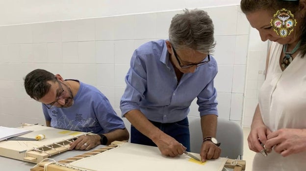 El bordador José Luis Guerra, en el centro, junto a dos alumnos