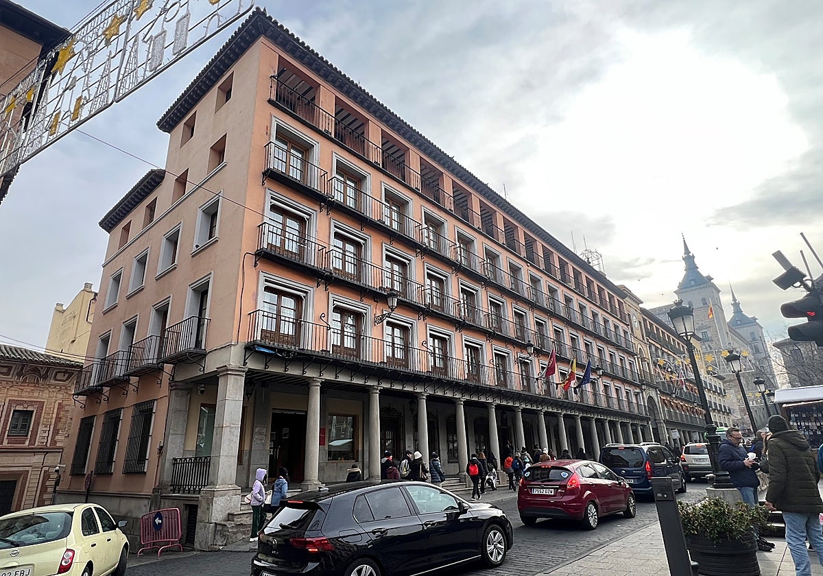 Fachada del edificio que alberga la Delegación del Gobierno de Castilla-La Mancha, en la plaza de Zocodover