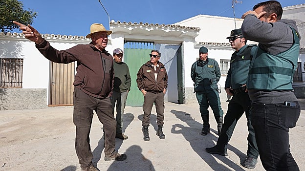 El guarda rural Manuel Berraquero, en el centro, en un cortijo