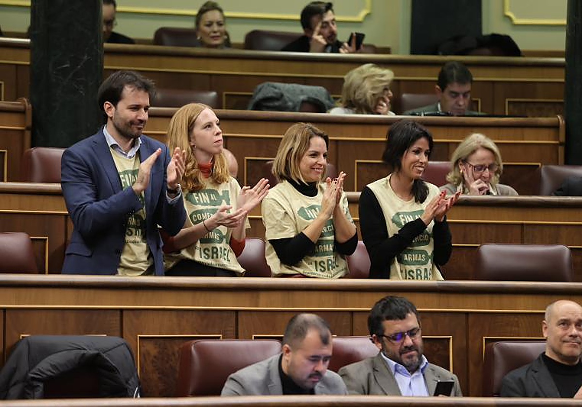 Diputados de Podemos con camisetas contra Israel en el Congreso