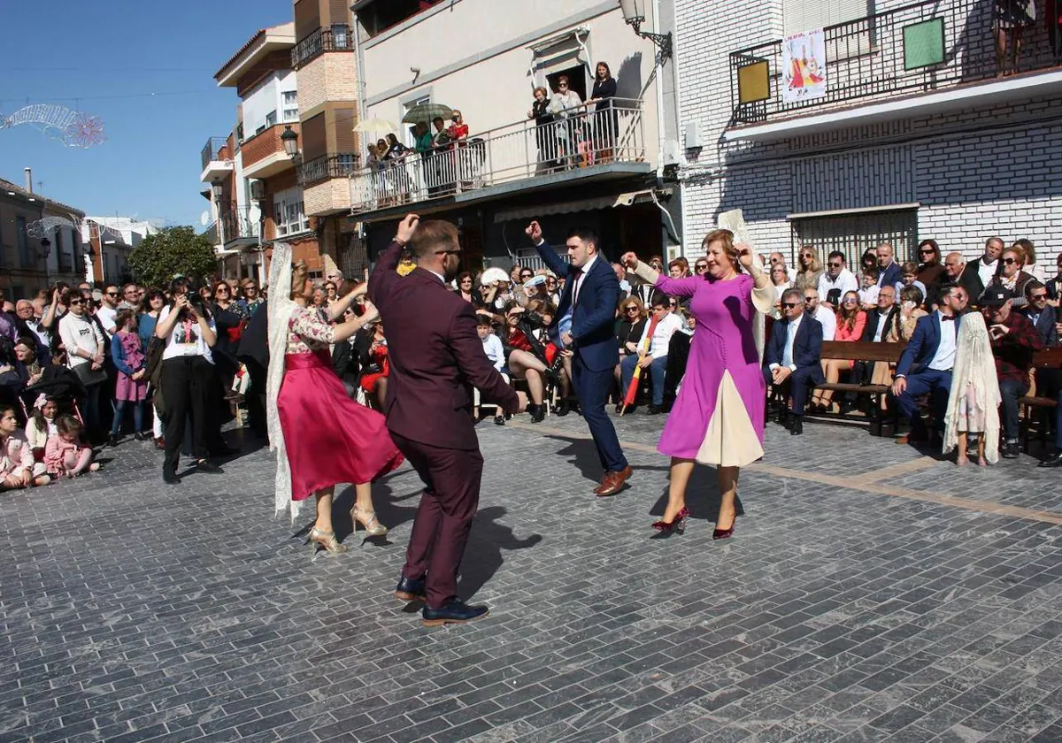 Los migueletes bailan la jota en el medio de un corro