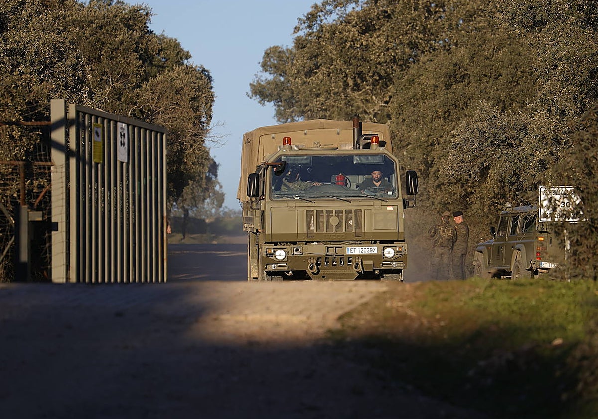 Vehículo militar durante el operativo de búsqueda en Cerro Muriano